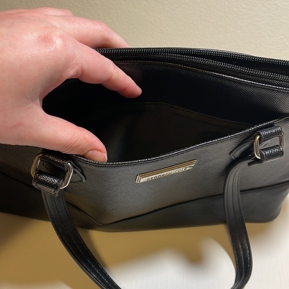 Kenneth Cole Reaction Black Zipper Purse - Picture 3 of 9